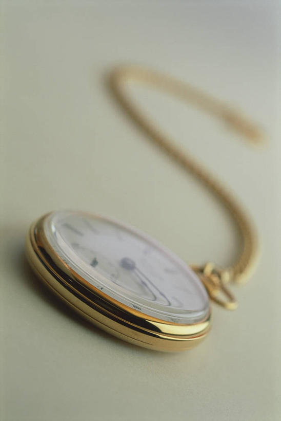 无人,竖图,俯视,室内,特写,白天,复古,桌面,静物,一块,阴影,时间,反射,时钟,影子,金黄,计时,怀表,白色,钟表,表,精致,挂表,链条,优美,精美,精彩,精巧,钟,彩图,高角度拍摄