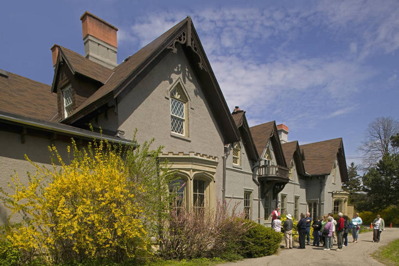 西方人,家,站,走,横图,室外,白天,正面,旅游,度假,草地,草坪,美景,植物,叶子,欧洲,加拿大,欧洲人,阴影,光线,影子,房屋,屋子,景观,云,云朵,绿叶,许多人,云彩,注视,娱乐,楼房,住宅,草,树,树木,蓝色,绿色,白云,蓝天,天空,阳光,自然,天,观察,看,站着,一群人,享受,休闲,嫩叶,景色,放松,生长,成长,观看,察看,北美,北美洲,关注,自然风光,美洲,北亚美利加洲,亚美利加洲,安大略省,安省,汉密尔顿,白种人,叶,叶片,步行,散步,站立,走路,彩图,全身,房子