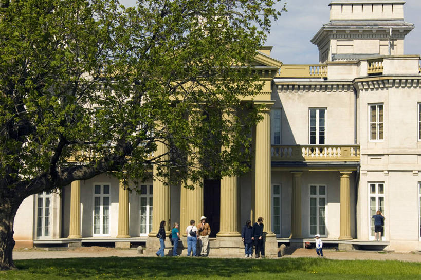 西方人,站,走,横图,室外,白天,旅游,度假,草地,草坪,美景,植物,建筑,欧洲,加拿大,欧洲人,阴影,风俗,民俗,光线,影子,柱子,景观,云,云朵,许多人,云彩,娱乐,草,树,树木,背面,蓝色,绿色,白云,蓝天,天空,阳光,自然,天,站着,一群人,享受,休闲,景色,放松,生长,成长,精致,北美,优美,北美洲,自然风光,美洲,精美,修建,北亚美利加洲,亚美利加洲,修筑,精彩,精巧,安大略省,安省,民风,习气,习惯,汉密尔顿,白种人,步行,散步,站立,走路,彩图,全身