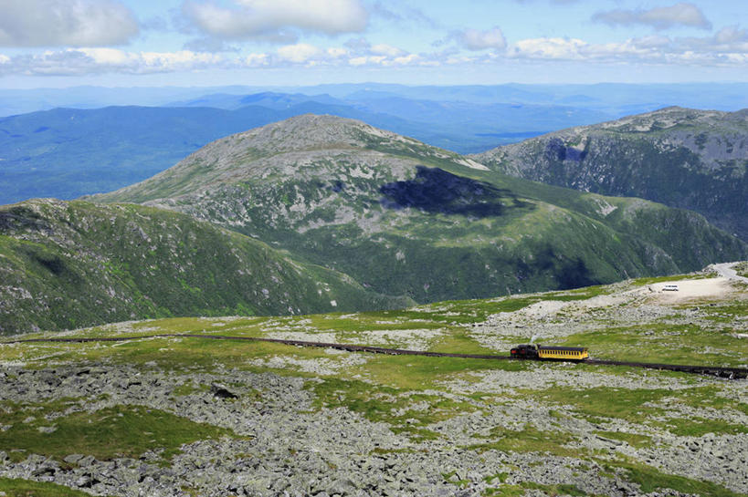 无人,公园,横图,室外,白天,正面,旅游,度假,草地,草坪,美景,山,山脉,植物,路,铁路,火车,美国,阴影,光线,影子,景观,山峰,云,云朵,轨道,交通,铁轨,山峦,云彩,娱乐,车,草,蓝色,绿色,白云,蓝天,天空,阳光,自然,交通工具,群山,天,享受,休闲,景色,放松,运输,晴朗,北美,北美洲,国家公园,自然风光,载具,美洲,新罕布什尔州,北亚美利加洲,亚美利加洲,新罕布什尔,新罕布夏州,花岗岩州,花冈岩之州,滑雪之州,白山国家森林公园,白山国家森林,晴空,彩图