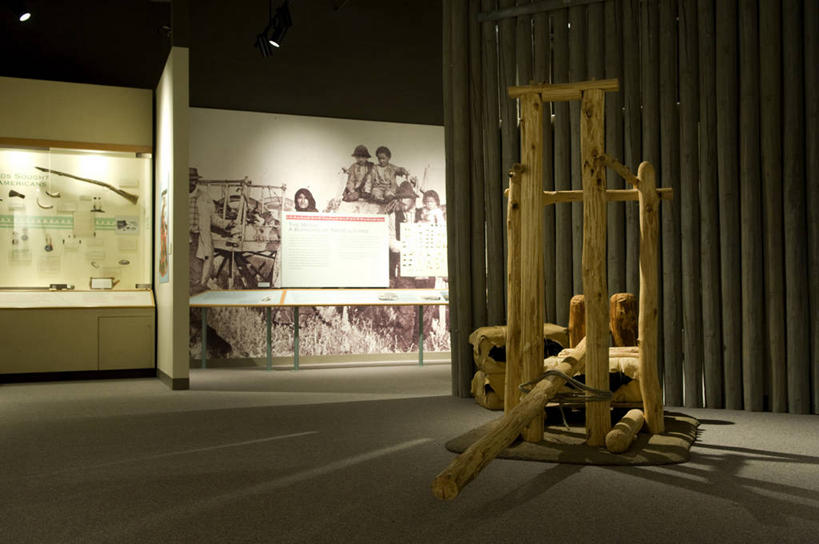 无人,博物馆,横图,室内,白天,正面,度假,竞争,美景,城市风光,城市,照明,美国,对抗,阴影,研究,冲突,反射,壁灯,影子,墙,景观,灯光,教育,破坏,娱乐,墙壁,墙面,灯,灯具,享受,休闲,武器,景色,放松,战争,展览,照亮,损坏,北美,北美洲,攻击,威胁,照明设备,对立,矛盾,欣赏,兵器,弹弓,美洲,防御,陈列,敌对,挫败,斗争,抗拒,抗衡,北亚美利加洲,亚美利加洲,杀伤,威慑,北达科他,北达科他州,苏族之州,金翼啄木鸟尾之州,典藏,危险,彩图,彭比纳县