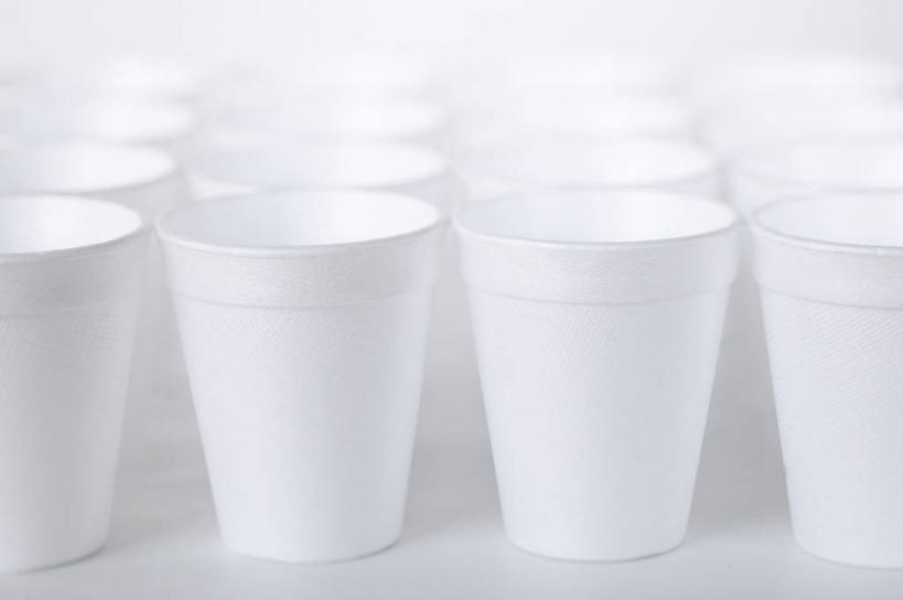 无人,横图,室内,白天,白色背景,正面,静物,杯子,一排,阴影,整齐,并列,并排,光线,便当,影子,塑料,灯光,排列,塑料制品,摄影,影棚,塑料杯,便利,队列,平行,方便,利便,轻易,彩图,影棚拍摄,拍摄