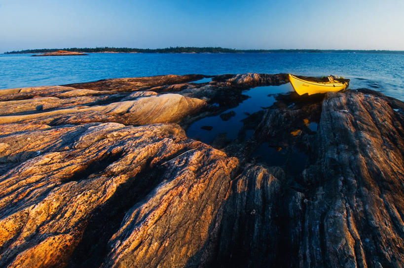 无人,横图,俯视,室外,白天,海浪,海洋,石头,美景,船,加拿大,一艘,波纹,粗糙,平静,石子,景观,浪花,水平线,辽阔,木船,海平线,黄色,蓝色,蓝天,水纹,天空,自然,海水,交通工具,波浪,天,广阔,景色,安静,晴朗,宁静,一望无际,毛糙,北美,舟,北美洲,静谧,自然风光,载具,美洲,海景,万里无云,北亚美利加洲,亚美利加洲,沉静,恬静,安祥,僻静,清静,太平,乔治亚海峡,卑诗省,不列颠哥伦比亚,不列颠哥伦比亚省,无边无际,一马平川,大海,风浪,海,海水的波动,近岸浪,石块,岩石,涌浪,晴空,晴空万里,彩图,高角度拍摄,粗拙,水天相接,水天一线