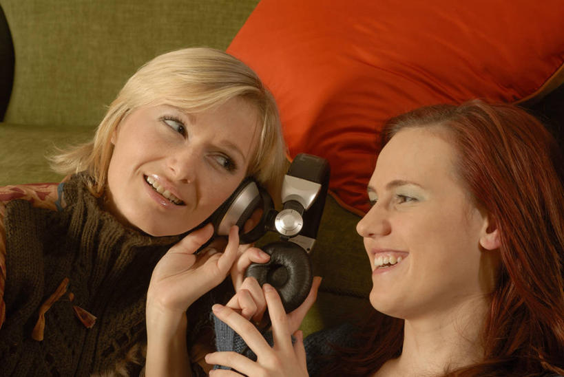 西方人,两个人,笑,微笑,露齿笑,横图,室内,特写,白天,正面,毛衣,通讯,客服,靠垫,沙发,欧洲,欧洲人,握,阴影,光线,信息,影子,灯光,靠枕,拿,话务员,拿着,耳机,耳麦,话筒,垫子,枕头,靠,靠着,橙色,服务,握着,通信,协调,麦克风,销售,布艺沙发,客服人员,电话销售,接待员,年轻女性,女人,女性,白种人,接线员,半身,彩图,绒衣,套衫,套头毛衣,线衣