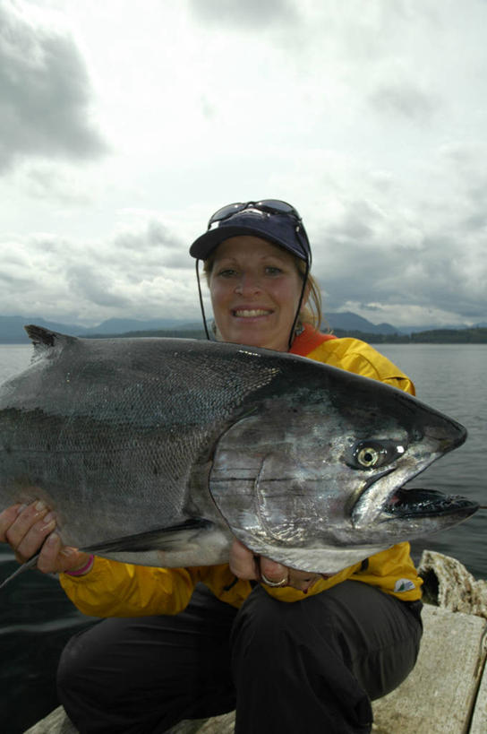 三文鱼,西方人,一个人,坐,捧,笑,微笑,露齿笑,竖图,室外,白天,正面,河流,石头,山,山脉,树林,水,植物,鲑鱼,欧洲,欧洲人,仅一个年轻女性,仅一个女性,仅一个人,一条,阴影,波纹,光线,石子,影子,河水,山峰,水流,云,云朵,山峦,云彩,注视,树,树木,蓝色,绿色,白云,蓝天,水纹,天空,阳光,自然,波浪,群山,天,观察,看,生长,晴朗,成长,观看,大马哈鱼,察看,关注,撒蒙鱼,萨门鱼,冰海之皇,鲑,马哈鱼,麻哈鱼,大麻哈鱼,银大麻哈鱼,年轻女性,女人,女性,白种人,石块,岩石,晴空,端,端着,捧着,手捧,坐着,半身,彩图