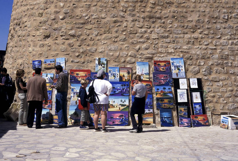 西方人,站,横图,室外,白天,石头,欧洲,欧洲人,一堆,一排,游客,堆叠,堆积,朦胧,模糊,整齐,石子,墙,许多人,注视,海报,旅客,墙壁,墙面,排列,背面,观察,看,站着,一群人,观看,堆,坚硬,察看,队列,关注,宣传,张扬,传扬,宣扬,鼓动,坚固,坚挺,白种人,石块,岩石,站立,彩图,全身