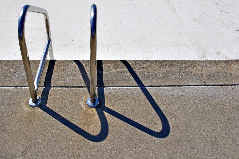 无人,体育馆,游泳池,攀登,横图,俯视,室外,特写,白天,金属制品,阴影,光线,金属,梯子,影子,阶梯,水池,地面,泳池,阳光,爬,上升,游泳馆,登高,攀爬,彩图,高角度拍摄