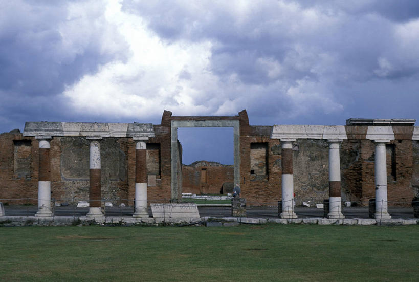 无人,横图,室外,白天,正面,旅游,度假,草地,草坪,名胜古迹,植物,标志建筑,地标,建筑,意大利,欧洲,罗马,阴影,遗迹,光线,影子,云,云朵,古城,建筑群,首都,云彩,古迹,历史,文物,娱乐,建设,古建筑,古罗马,草,古代,蓝色,绿色,白云,蓝天,天空,阳光,自然,天,享受,休闲,旅游胜地,放松,南欧,自然风光,古文明,意大利共和国,古远,庞贝,庞贝城,庞贝古城,彩图