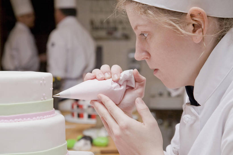 点心,西方人,一个人,厨师,捏,横图,室内,白天,侧面,下午茶,桌面,欧洲,欧洲人,仅一个年轻女性,仅一个女性,仅一个人,阴影,朦胧,模糊,光线,影子,灯光,食品,拿,捏着,拿着,注视,食物,糕点,一个,灰色,观察,看,一件,观看,察看,关注,厨师服,年轻女性,女人,女性,白种人,厨师长,厨子,大厨,主厨,半身,彩图,蛋糕