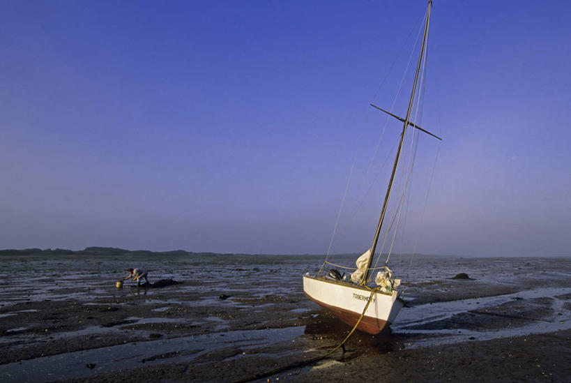 无人,横图,室外,白天,正面,旅游,度假,海浪,海洋,石头,美景,沙滩,船,加拿大,一条,阴影,光线,沙子,石子,影子,海岸,景观,浪花,云,云朵,木船,沙地,云彩,娱乐,蓝色,白云,蓝天,天空,阳光,自然,海水,交通工具,天,享受,休闲,景色,放松,北美,舟,北美洲,自然风光,载具,美洲,海景,北亚美利加洲,亚美利加洲,新不伦瑞克,新不伦瑞克省,杆子,大海,风浪,海,海水的波动,海滩,近岸浪,石块,岩石,涌浪,彩图