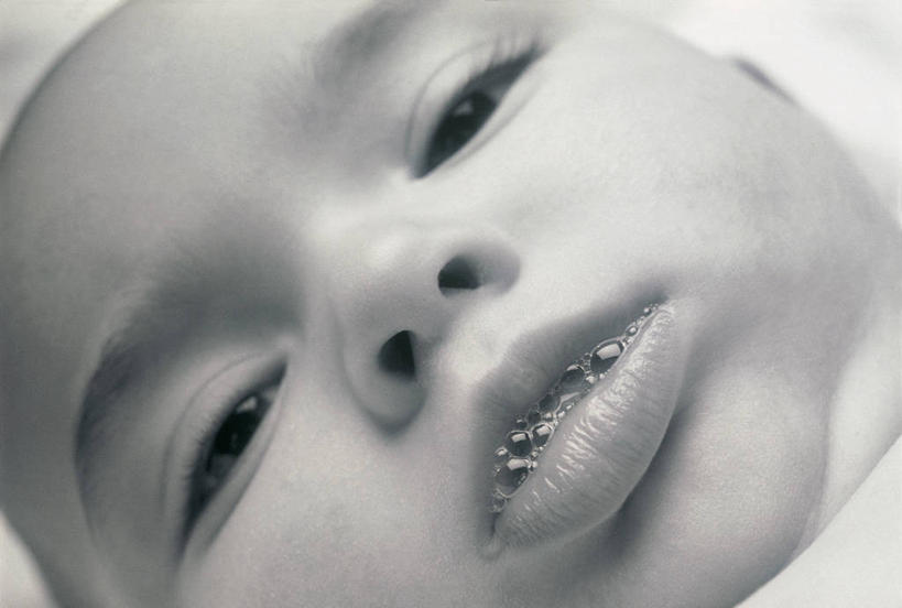 西方人,婴儿,儿童,脸,头,脸颊,一个人,横图,俯视,黑白,室内,白天,纯洁,欧洲,欧洲人,阴影,光线,影子,注视,小孩,阳光,观察,看,张嘴,可爱,活泼,观看,察看,关注,宝宝,口水,张大嘴巴,纯真,烂漫,无邪,唾液,伶俐,天真,白种人,孩子,头部,脸部,脸蛋,面部,张开嘴,半身,高角度拍摄