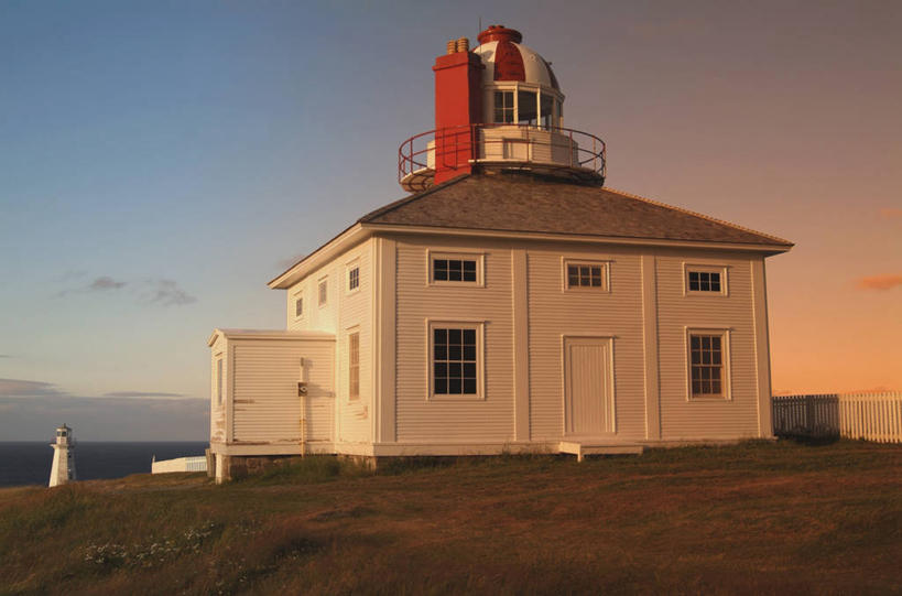 无人,家,横图,室外,白天,正面,旅游,度假,草地,草坪,美景,日落,山,山脉,植物,道路,加拿大,一座,阴影,光线,信息,影子,房屋,屋子,景观,山峰,晚霞,霞光,落日,灯塔,交通,山峦,方向,娱乐,设备,楼房,住宅,草,绿色,阳光,自然,黄昏,群山,享受,休闲,景色,彩霞,放松,引导,指引,连绵,北美,北美洲,绵延,自然风光,美洲,装备,北亚美利加洲,亚美利加洲,配备,联贯,航标,纽芬兰,夕照,薄暮,夕阳,彩图,傍晚,房子,纽芬兰.拉布拉多,纽芬兰.拉布拉多省,纽芬兰岛,导航,斜阳