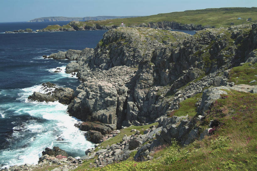 无人,横图,俯视,室外,白天,旅游,度假,草地,草坪,海浪,海洋,石头,美景,山,山脉,植物,加拿大,阴影,光线,石子,影子,景观,浪花,山峰,悬崖,山峦,娱乐,草,蓝色,绿色,蓝天,天空,阳光,自然,海水,群山,天,享受,休闲,陡峭,景色,放松,晴朗,北美,北美洲,汹涌,自然风光,美洲,海景,万里无云,北亚美利加洲,亚美利加洲,绝壁,纽芬兰,笔陡,峻峭,澎湃,磅礴,大海,风浪,海,海水的波动,近岸浪,石块,岩石,涌浪,晴空,晴空万里,彩图,高角度拍摄,纽芬兰.拉布拉多,纽芬兰.拉布拉多省,纽芬兰岛