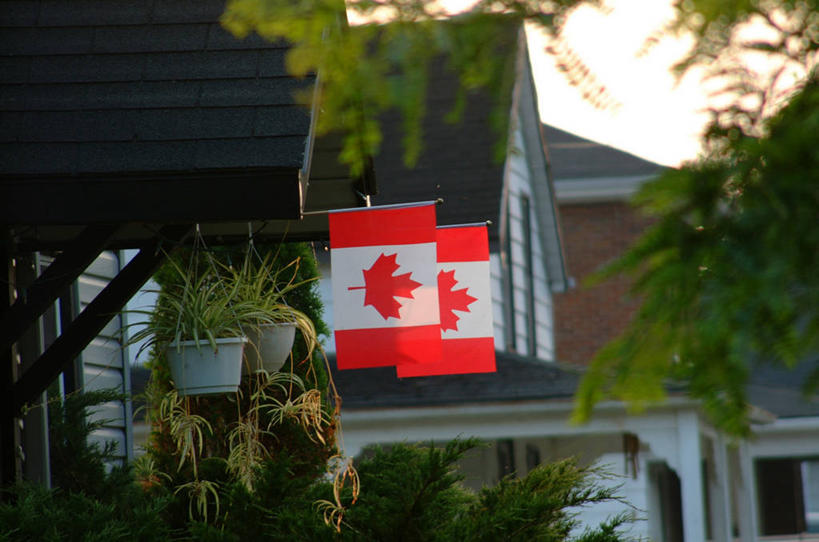 无人,家,横图,室外,白天,仰视,度假,美景,日落,植物,城市风光,城市,旗帜,国旗,两面,朦胧,模糊,房屋,屋子,景观,晚霞,霞光,落日,公寓,娱乐,洋房,楼房,住宅,树,树木,绿色,自然,黄昏,享受,休闲,景色,彩霞,放松,生长,成长,加拿大国旗,夕照,薄暮,旗,夕阳,彩图,低角度拍摄,傍晚,房子,枫叶旗,斜阳