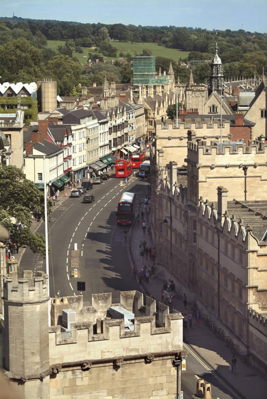 无人,学校,教学楼,家,竖图,俯视,室外,白天,旅游,度假,美景,别墅,城市风光,城市,道路,建筑,路,公路,英国,欧洲,阴影,光线,影子,房屋,屋子,景观,云,云朵,公寓,建筑群,交通,云彩,娱乐,建设,校园,洋房,楼房,英格兰,住宅,蓝色,白云,蓝天,天空,阳光,天,享受,休闲,教室,景色,放松,晴朗,西欧,大不列颠,牛津,世界文化遗产,大不列颠及北爱尔兰联合王国,大不列颠联合王国,日不落英帝国,高等学府,牛津大学,牛津市,英吉利,牛津郡,晴空,马路,彩图,高角度拍摄,房子,大学,教学大楼