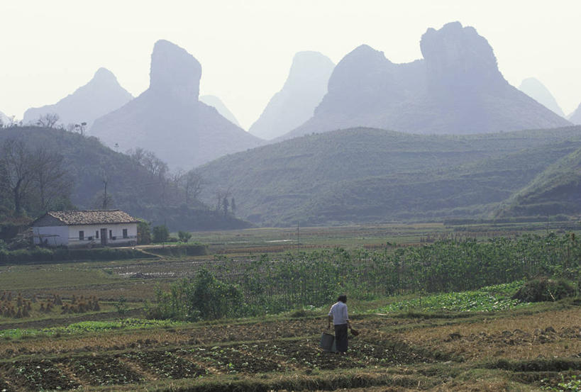 东方人,一个人,农民,家,农田,走,横图,室外,白天,旅游,度假,庄稼,农作物,石头,美景,山,山脉,植物,雾,大理,中国,亚洲,仅一个男性,仅一个人,仅一个中年男性,服装,朦胧,模糊,围绕,石子,房屋,屋子,景观,山峰,山峦,休闲装,黄种人,娱乐,楼房,云南,耕种,住宅,背面,衣服,蓝色,绿色,蓝天,天空,自然,群山,天,享受,休闲,休闲服,景色,放松,服饰,缭绕,生长,成长,迷雾,耕作,自然风光,旋绕,东亚,耕耘,云南省,中华人民共和国,西南地区,滇,大理州,大理白族自治州,萦绕,回绕,男人,男性,中年男性,亚洲人,石块,岩石,大雾,佃农,农场主,农夫,农工,乡下人,小农,庄稼人,步行,走路,彩图,全身,耕地,庄稼田,房子