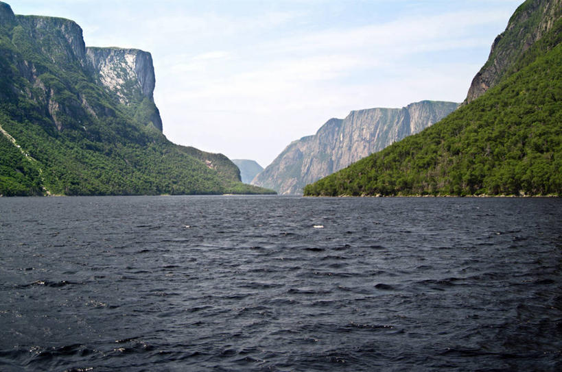 无人,公园,横图,室外,白天,正面,旅游,度假,石头,美景,山,山脉,植物,加拿大,阴影,光线,石子,影子,景观,山峰,水平线,悬崖,云,云朵,海平线,山峦,云彩,娱乐,蓝色,绿色,白云,蓝天,天空,阳光,自然,群山,天,享受,休闲,陡峭,景色,放松,生长,晴朗,成长,北美,北美洲,国家公园,自然风光,美洲,北亚美利加洲,亚美利加洲,绝壁,格罗斯莫讷国家公园,纽芬兰,笔陡,峻峭,石块,岩石,晴空,彩图,格罗摩恩国家公园,格罗莫讷国家公园,格罗斯莫恩国家公园,纽芬兰.拉布拉多,纽芬兰.拉布拉多省,纽芬兰岛