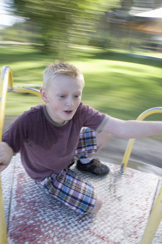 西方人,儿童,一个人,游乐园,坐,竖图,俯视,室外,白天,纯洁,植物,游乐场,欧洲,欧洲人,仅一个男性,仅一个人,握,阴影,服装,光线,影子,注视,休闲装,旋转,小孩,衣服,绿色,阳光,观察,看,仅一个小孩,休闲,休闲服,可爱,童年,童趣,握着,转动,服饰,游乐设施,转转杯,生长,成长,观看,快速,察看,关注,童真,烂漫,无邪,快捷,乐园,欢乐咖啡杯,旋转咖啡杯,游艺设施,疾速,天真,男孩,男人,男性,白种人,孩子,坐着,半身,彩图,高角度拍摄,男生