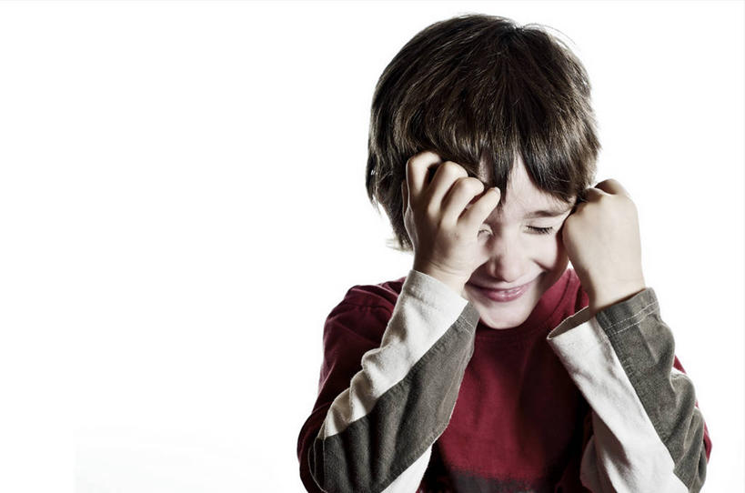 西方人,儿童,一个人,闭眼,笑,微笑,横图,室内,白天,白色背景,正面,纯洁,欧洲,欧洲人,仅一个男性,仅一个人,阴影,服装,光线,影子,灯光,休闲装,小孩,衣服,仅一个小孩,休闲,休闲服,可爱,童年,童趣,遮,遮掩,摄影,服饰,影棚,掩盖,遮挡,童真,烂漫,无邪,遮盖,掩饰,害臊,含羞,怕羞,害羞,天真,男孩,男人,男性,白种人,孩子,闭眼睛,闭着眼,闭着眼睛,半身,彩图,影棚拍摄,拍摄,男生