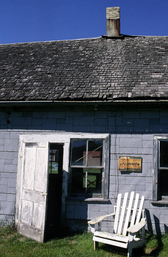 无人,竖图,室外,白天,正面,旅游,度假,烟囱,美景,窗户,门,椅子,加拿大,阴影,破旧,陈旧,光线,瓦片,影子,木椅,屋檐,景观,娱乐,檐,玻璃窗,蓝色,蓝天,天空,阳光,自然,门框,天,享受,休闲,景色,放松,晴朗,北美,北美洲,荒废,自然风光,美洲,万里无云,北亚美利加洲,亚美利加洲,马尼托巴,马尼托巴省,曼尼托巴省,荒疏,旷废,旷费,疏弃,芜秽,荒芜,晴空,晴空万里,彩图,曼省,缅尼托巴省,缅省