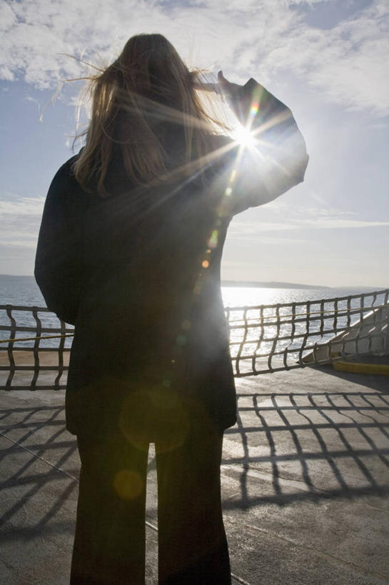 西方人,一个人,码头,站,竖图,室外,白天,海浪,海洋,港口,欧洲,欧洲人,仅一个年轻女性,仅一个女性,仅一个人,眺望,阴影,波纹,远眺,服装,光线,影子,浪花,水平线,云,云朵,辽阔,海平线,背光,云彩,远望,休闲装,背面,衣服,蓝色,白云,蓝天,水纹,天空,阳光,海水,波浪,天,站着,休闲,广阔,休闲服,服饰,晴朗,一望无际,遥望,逆光,海景,了望,远瞩,无边无际,一马平川,年轻女性,女人,女性,白种人,大海,风浪,海,海水的波动,近岸浪,涌浪,晴空,站立,半身,彩图,摆渡口,埠头,渡口,渡头,港湾,海港,货运码头,口岸,商港,水天相接,水天一线