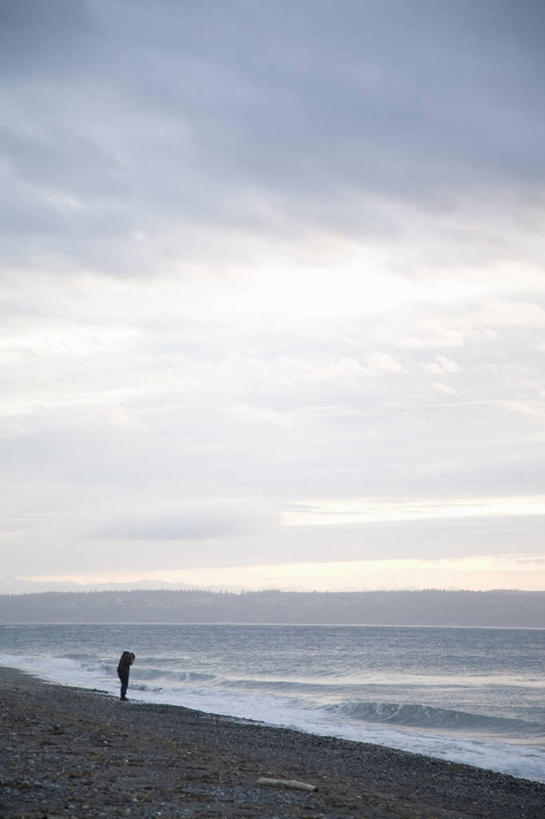 西方人,一个人,站,竖图,俯视,航拍,室外,白天,旅游,度假,海浪,海洋,美景,沙滩,欧洲,华盛顿,美国,欧洲人,仅一个男性,仅一个人,阴影,波纹,光线,沙子,影子,海岸,景观,浪花,水平线,云,云朵,辽阔,海平线,沙地,云彩,娱乐,仅一个年轻男性,蓝色,白云,蓝天,水纹,天空,阳光,自然,海水,波浪,天,站着,享受,休闲,广阔,景色,放松,晴朗,一望无际,北美,北美洲,鸟瞰,自然风光,美洲,海景,华盛顿州,常绿之州,常青州,北亚美利加洲,亚美利加洲,汤森德港,汤森港,无边无际,一马平川,男人,男性,年轻男性,白种人,大海,风浪,海,海水的波动,海滩,近岸浪,涌浪,晴空,站立,彩图,高角度拍摄,全身,水天相接,水天一线
