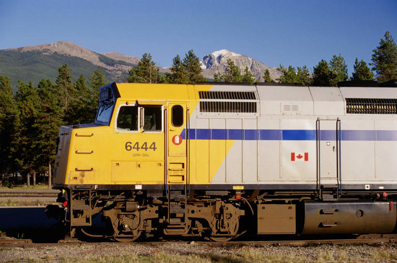 无人,公园,横图,室外,白天,正面,旅游,度假,草地,草坪,美景,山,山脉,植物,火车,加拿大,一辆,阴影,光线,影子,景观,山峰,山峦,娱乐,车,草,树,树木,黄色,蓝色,绿色,灰色,蓝天,天空,阳光,自然,交通工具,群山,天,享受,休闲,景色,放松,生长,晴朗,成长,北美,北美洲,国家公园,自然风光,载具,美洲,阿尔伯塔省,万里无云,阿尔伯塔,北亚美利加洲,亚美利加洲,艾伯塔,艾伯塔省,贾斯珀国家公园,晴空,晴空万里,彩图