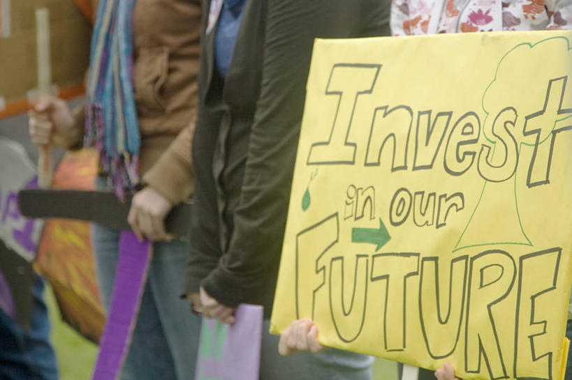 西方人,三个人,伙伴,朋友,站,横图,室外,白天,侧面,友谊,欧洲,欧洲人,朦胧,模糊,英文,标志,文字,字符,字母,警告,标识,黄色,站着,警示,阻挡,英文字母,禁止,提醒,提示,限制,游行,否决,反对,请愿,示威,游街,危险,友情,男人,男性,年轻男性,年轻女性,女人,女性,白种人,站立,半身,彩图