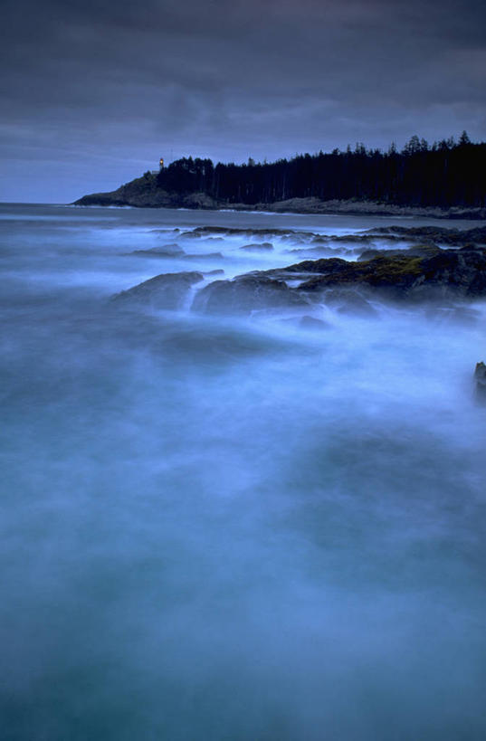 无人,竖图,室外,白天,正面,旅游,度假,海浪,海洋,石头,美景,山,山脉,雾,加拿大,朦胧,模糊,围绕,石子,景观,浪花,山峰,山峦,娱乐,蓝色,蓝天,天空,自然,海水,群山,天,享受,休闲,景色,放松,缭绕,迷雾,北美,北美洲,自然风光,美洲,海景,旋绕,北亚美利加洲,亚美利加洲,萦绕,卑诗省,不列颠哥伦比亚,不列颠哥伦比亚省,夏洛特皇后群岛,回绕,大海,风浪,海,海水的波动,近岸浪,石块,岩石,涌浪,大雾,彩图,卑斯省