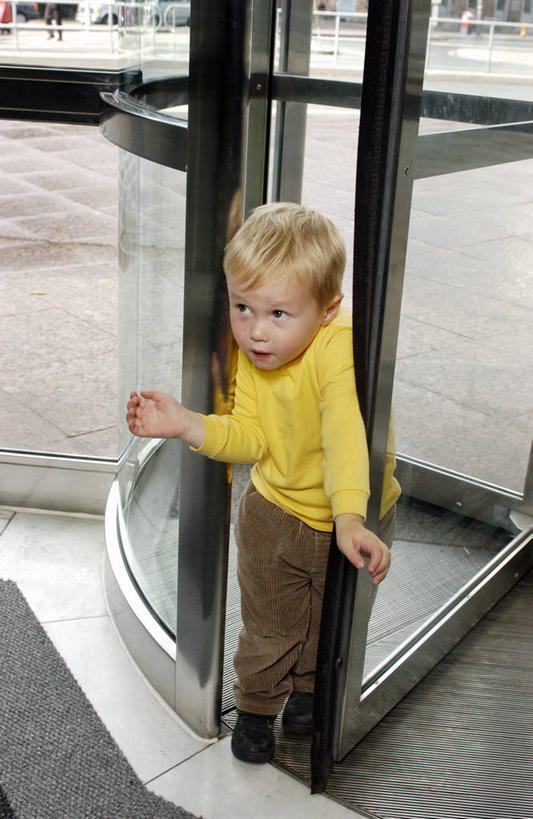 西方人,儿童,一个人,站,竖图,室内,白天,正面,纯洁,门,玻璃,欧洲,欧洲人,仅一个男性,仅一个人,服装,朦胧,模糊,注视,休闲装,玻璃制品,小孩,衣服,门框,观察,看,站着,仅一个小孩,休闲,休闲服,可爱,童年,童趣,服饰,旋转门,观看,察看,关注,童真,烂漫,无邪,天真,男孩,男人,男性,白种人,孩子,站立,彩图,全身,男生