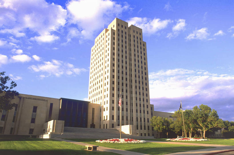 无人,横图,室外,白天,仰视,旅游,度假,草地,植物,标志建筑,城市,地标,建筑,旗帜,美国,阴影,光线,英文,标志,文字,影子,字符,字母,云,云朵,建筑群,云彩,娱乐,标识,旗子,建设,草,树,树木,蓝色,绿色,白云,蓝天,天空,阳光,自然,天,享受,休闲,放松,生长,晴朗,成长,英文字母,北美,北美洲,政府,美洲,首府,北亚美利加洲,亚美利加洲,旌旗,旗号,北达科他,北达科他州,苏族之州,金翼啄木鸟尾之州,俾斯麦,晴空,彩图,低角度拍摄