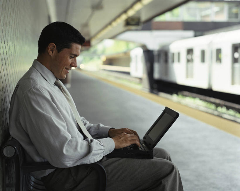西方人,一个人,商务人士,商务男性,坐,横图,室外,白天,侧面,衬衫,安全,电脑,笔记本电脑,地铁,车站,欧洲,欧洲人,仅一个男性,仅一个人,敲打,阴影,套装,朦胧,模糊,光线,网络,影子,站台,轨道交通,注视,输入,通讯设备,月台,仅一个年轻男性,阳光,打字,观察,看,观看,引导,盲道,保护,点击,敲击,察看,无线,关注,提示,标线,保险,通信设备,商务装,无线网络,无线上网,便携式电脑,工薪阶层,方便,按键,手提电脑,男人,男性,年轻男性,白种人,白领,上班族,坐着,半身,彩图,衬衣,地铁机动车,地下铁,轻轨,障碍设施