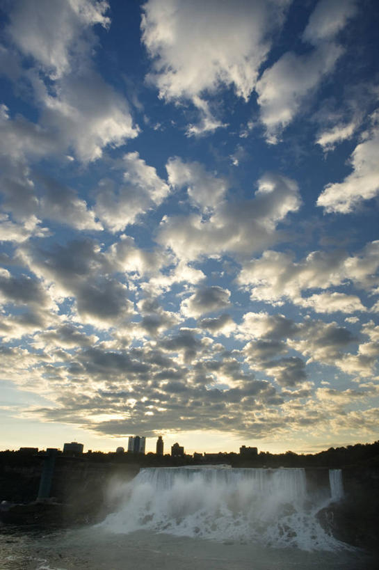 无人,竖图,室外,白天,仰视,旅游,度假,石头,美景,瀑布,日落,山,山脉,树林,水,植物,标志建筑,地标,建筑,纽约,美国,一排,阴影,波纹,飞溅,整齐,溅,光线,石子,液体,影子,景观,山峰,水滴,晚霞,霞光,云,云朵,落日,建筑群,山峦,云彩,娱乐,建设,水珠,树,树木,排列,蓝色,绿色,白云,蓝天,水纹,天空,阳光,自然,黄昏,波浪,群山,天,享受,休闲,景色,彩霞,放松,生长,晴朗,成长,北美,北美洲,队列,喷洒,自然风光,美洲,纽约州,帝国之州,帝国州,北亚美利加洲,亚美利加洲,美国瀑布,尼加拉瀑布,夕照,尼亚加拉大瀑布,尼亚加拉河,尼亚加拉瀑布,跌水,石块,岩石,晴空,夕阳,彩图,低角度拍摄,尼亚加拉县,雷神之水,尼亚加拉瀑布城,小瀑布,斜阳