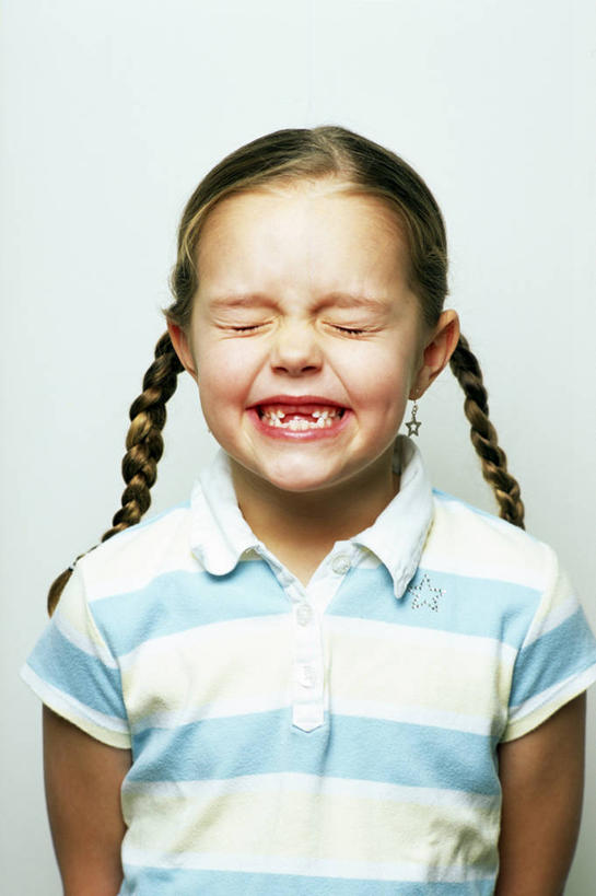 西方人,儿童,一个人,站,闭眼,竖图,室内,白天,白色背景,正面,纯洁,欧洲,欧洲人,仅一个女性,仅一个人,阴影,服装,光线,影子,灯光,休闲装,小孩,衣服,站着,仅一个小孩,休闲,辫子,休闲服,可爱,童年,童趣,摄影,服饰,影棚,害怕,龋齿,蛀牙,胆怯,童真,烂漫,无邪,畏惧,天真,女孩,女人,女性,白种人,孩子,闭眼睛,闭着眼,闭着眼睛,站立,半身,彩图,影棚拍摄,拍摄,女生