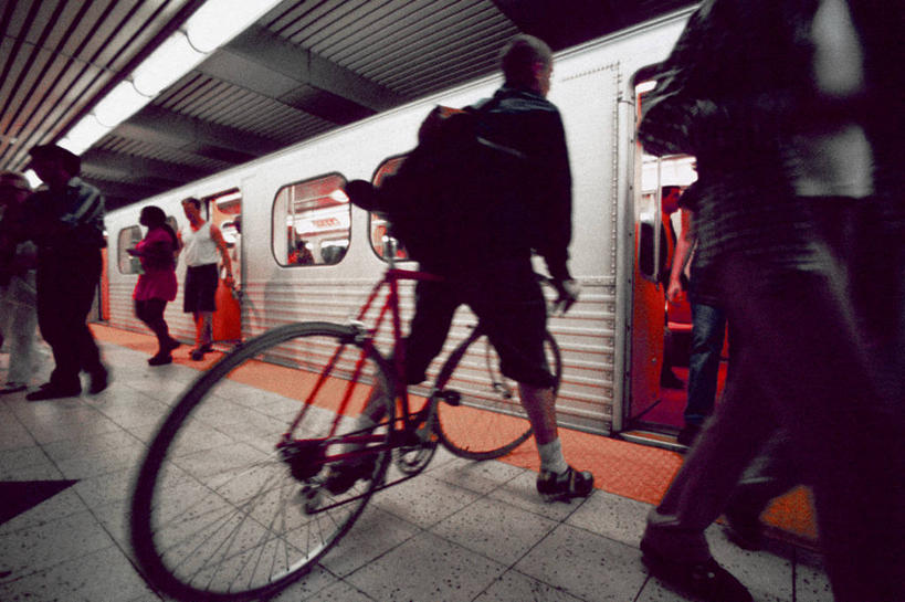 西方人,背部,背,坐,走,横图,室内,白天,正面,地铁,自行车,欧洲,欧洲人,一辆,朦胧,模糊,包,分界线,停车线,轨道交通,许多人,旅行包,注视,车,脚踏车,骑,背包,交通工具,背着,观察,看,一群人,观看,车行道,车行道分界线,察看,关注,载具,标线,车行线,旅游包,背负,男人,男性,年轻男性,年轻女性,女人,女性,白种人,步行,散步,走路,坐着,半身,彩图,地铁机动车,地下铁,轻轨,双肩包