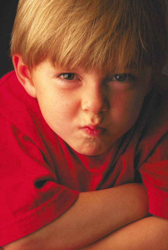 西方人,儿童,脸,头,嘴,脸颊,一个人,坐,双手交叉,竖图,室内,特写,白天,正面,纯洁,欧洲,欧洲人,仅一个男性,仅一个人,阴影,服装,朦胧,模糊,注视,休闲装,肩膀,小孩,衣服,嘟嘴,观察,看,仅一个小孩,休闲,休闲服,撅嘴,可爱,童年,童趣,服饰,观看,察看,双手抱胸,关注,童真,烂漫,无邪,负气,赌气,天真,男孩,男人,男性,白种人,孩子,头部,脸部,脸蛋,面部,嘴巴,嘴唇,坐着,半身,彩图,男生