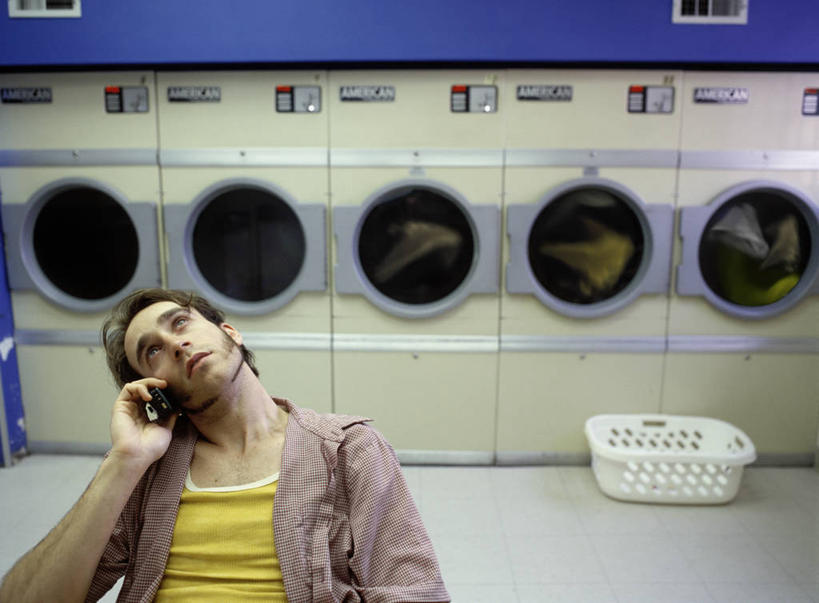 西方人,一个人,坐,打电话,横图,室内,白天,正面,电话,手机,欧洲,欧洲人,仅一个男性,仅一个人,一排,服装,整齐,电器,塑料,注视,通讯设备,盒子,排列,仅一个年轻男性,衣服,容器,塑料制品,观察,看,服饰,洗衣机,观看,储藏,察看,家电,家用电器,衣着,滚筒洗衣机,储存,穿着,队列,关注,一部,衣饰,交流,男人,男性,年轻男性,白种人,沟通,清洗,抬头,通话,洗涤,仰头,坐着,半身,彩图,贮存