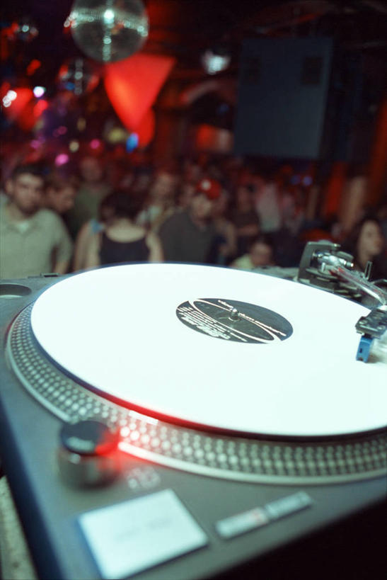 西方人,竖图,俯视,室内,白天,聚会,奢侈,陶醉,跳舞,夜生活,快乐,数据,欧洲,欧洲人,服装,朦胧,模糊,信息,唱片,许多人,音乐,音乐播放器,注视,休闲装,娱乐,存储介质,衣服,观察,看,一群人,享受,休闲,休闲服,放松,服饰,观看,夜店,碟片,存储,察看,关注,打碟机,迪厅,夜总会,舞姿,黑胶唱片,男人,男性,年轻男性,年轻女性,女人,女性,白种人,半身,彩图,高角度拍摄,舞蹈,DJ打碟机,播放器,沉醉