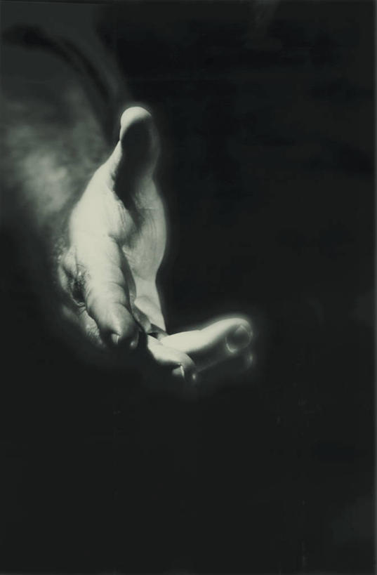 西方人,手,一个人,站,举,竖图,室内,特写,白天,正面,欧洲,欧洲人,仅一个男性,仅一个人,阴影,朦胧,模糊,光线,影子,灯光,仅一个年轻男性,托,站着,手部,单手,疾病,艾滋病,传染,传染病,HIV病毒,后天性免疫缺陷症候群,获得性免疫缺陷综合症,流行症,慢性病,人类免疫缺陷病毒,症候群,综合症,致命,艾滋,艾滋病病毒,男人,男性,年轻男性,白种人,举起,举手,举着,向上举,向上伸,向上托,站立,半身,彩图,感染