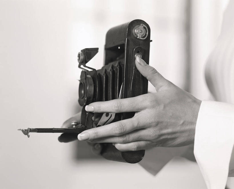 西方人,手,一个人,横图,黑白,室内,特写,白天,侧面,衬衫,相机,欧洲,欧洲人,仅一个女性,仅一个人,握,阴影,光线,影子,灯光,拿,拿着,一个,拍照,仅一个中年女性,手部,握着,摄影,单个,拍立得,立拍得,女人,女性,中年女性,白种人,照相机,半身,衬衣,照相