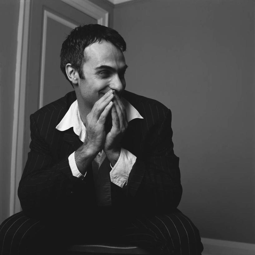 西方人,手,一个人,商务人士,商务男性,坐,笑,微笑,露齿笑,竖图,黑白,室内,白天,正面,衬衫,寂寞,欧洲,欧洲人,仅一个男性,仅一个人,仅一个中年男性,套装,墙,扭头,墙壁,墙面,转头,手部,遮,遮掩,掩盖,遮挡,商务装,工薪阶层,遮盖,掩饰,孤单,男人,男性,中年男性,白种人,白领,上班族,坐着,半身,衬衣,寥寂