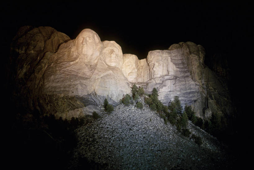 无人,公园,横图,室外,夜晚,仰视,旅游,度假,石头,美景,植物,美国,形状,粗糙,石子,景观,悬崖,娱乐,树,树木,绿色,自然,享受,休闲,陡峭,景色,放松,生长,成长,毛糙,北美,北美洲,国家公园,自然风光,美洲,南达科他州,拉什莫尔山,拉什莫尔山国家纪念公园,北亚美利加洲,亚美利加洲,绝壁,南达科他,草狼之州,晴朗之州,形态,外形,笔陡,峻峭,美国总统山,罗斯摩尔山国家纪念公园,美国总统公园,美利坚合众国总统纪念公园,石块,岩石,彩图,低角度拍摄,彭宁顿县,若虚莫山,总统雕像山,粗拙