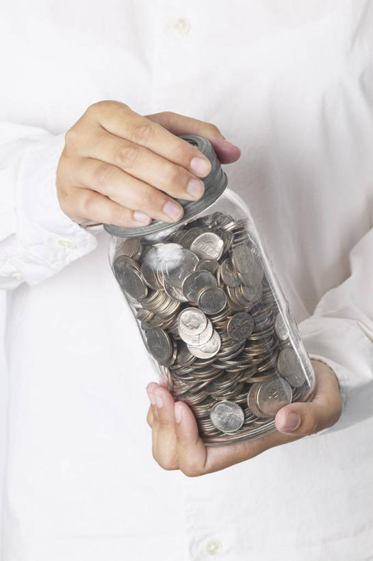 西方人,手,一个人,竖图,俯视,室内,特写,白天,钱,欧洲,欧洲人,仅一个年轻女性,仅一个女性,仅一个人,一堆,握,阴影,堆叠,堆积,光线,钱币,影子,灯光,拿,拿着,容器,手部,储蓄罐,器皿,储蓄,存钱,握着,财富,金融,理财,经济,堆,资金,存钱罐,存款,流通,贸易,贮钱罐,储钱罐,扑满,财产,货币,现金,硬币,年轻女性,女人,女性,白种人,半身,彩图,高角度拍摄