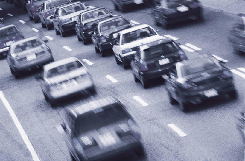 无人,横图,俯视,黑白,室外,白天,道路,路,公路,汽车,一排,阴影,朦胧,模糊,整齐,并列,并排,光线,影子,交通,方向,车,排列,阳光,交通工具,轿车,队列,载具,平行,目的,偏向,标的,马路,高角度拍摄