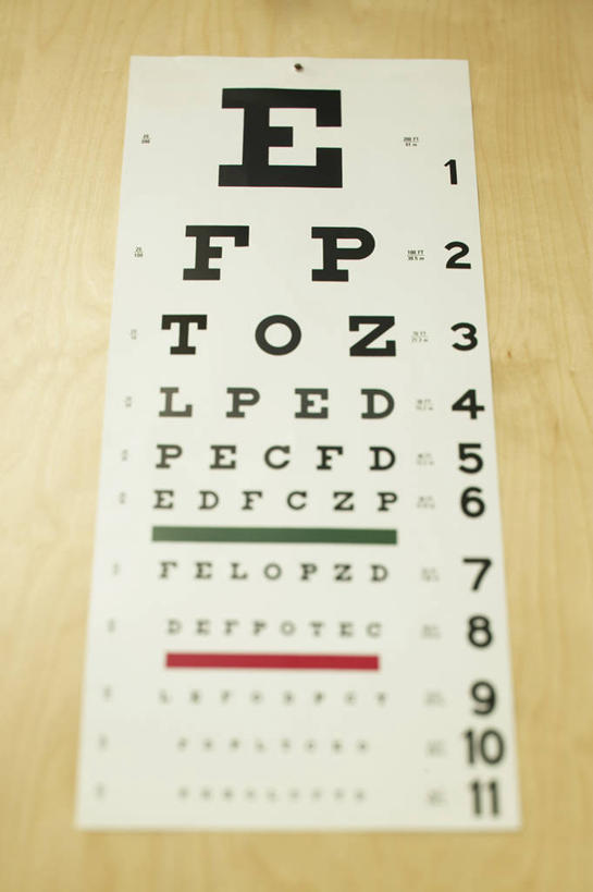 无人,竖图,室外,白天,仰视,一排,阴影,检查,整齐,并列,并排,光线,英文,标志,文字,影子,字符,字母,灯光,标识,排列,比较,英文字母,大小,队列,对照,视力表,平行,比拟,彩图,低角度拍摄