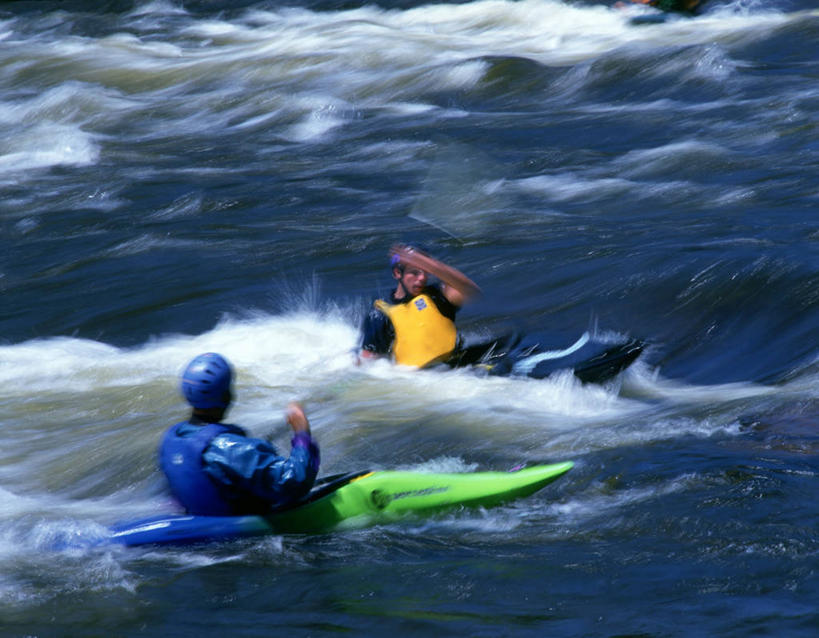 皮划艇,西方人,两个人,伙伴,朋友,坐,横图,俯视,室外,白天,运动服,旅游,度假,友谊,河流,美景,水,船,欧洲,欧洲人,划桨,握,服装,湍急,河水,景观,水流,拿,拿着,注视,娱乐,一只,衣服,黄色,蓝色,绿色,自然,交通工具,观察,看,享受,休闲,景色,放松,握着,服饰,观看,察看,衣着,穿着,关注,自然风光,载具,衣饰,急促,友情,男人,男性,中年男性,白种人,坐着,彩图,高角度拍摄,全身,运动装