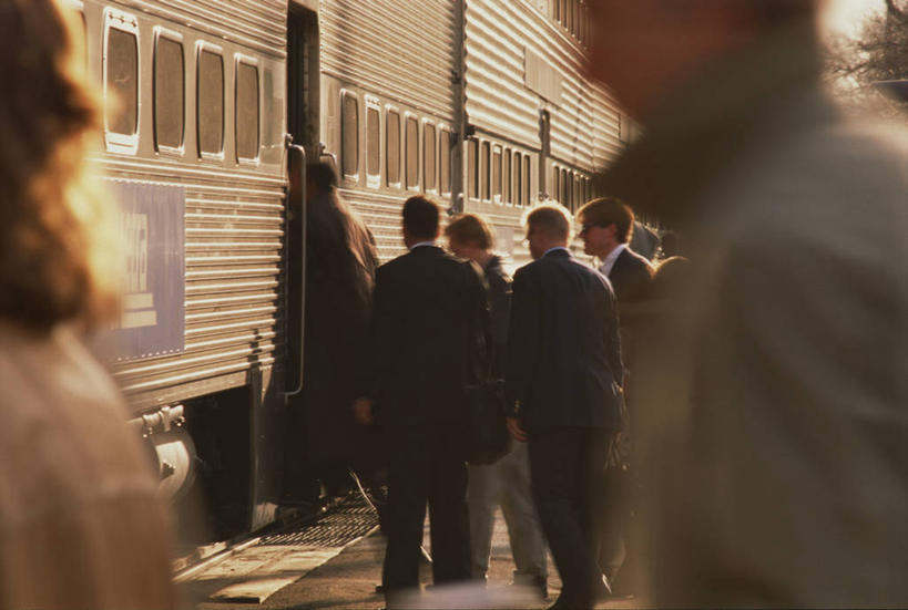 西方人,站,走,横图,室外,白天,火车,车站,欧洲,欧洲人,一辆,乘客,阴影,朦胧,模糊,光线,影子,站台,许多人,注视,月台,车,背面,阳光,交通工具,观察,看,站着,一群人,观看,察看,关注,载具,上车,搭客,停驻,白种人,步行,站立,走路,半身,彩图