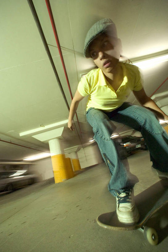 西方人,一个人,站,抱,竖图,室外,白天,正面,锻炼,运动,欧洲,欧洲人,仅一个年轻女性,仅一个女性,仅一个人,戴,阴影,服装,朦胧,模糊,装饰,光线,头饰,影子,注视,休闲装,极限运动,踩,一个,衣服,黄色,阳光,踩着,观察,看,站着,休闲,休闲服,服饰,单个,滑板,抱着,观看,华丽,修饰,点缀,戴着,察看,夹克,搂着,关注,单手抄兜,单手放兜,衬托,美观,雅致,雅观,茄克,体育,年轻女性,女人,女性,白种人,插兜,搂,手插兜,手放口袋,站立,半身,彩图,健身,滑板运动,手抄兜