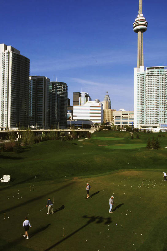 无人,高楼大厦,竖图,室外,白天,正面,锻炼,旅游,度假,运动,草地,草坪,植物,标志建筑,大厦,地标,建筑,摩天大楼,加拿大,球场,娱乐,建设,高尔夫球场,草,蓝色,绿色,蓝天,天空,天,享受,休闲,旅游胜地,放松,晴朗,北美,北美洲,美洲,电视塔,绿茵场,多伦多,万里无云,省会,北亚美利加洲,亚美利加洲,加拿大多伦多电视塔,加拿大国家电视塔,CN电视塔,安大略省,安省,北方好莱坞,多伦多市,西恩塔,体育,晴空,晴空万里,彩图,健身,大楼,高层建筑,高楼,摩天楼