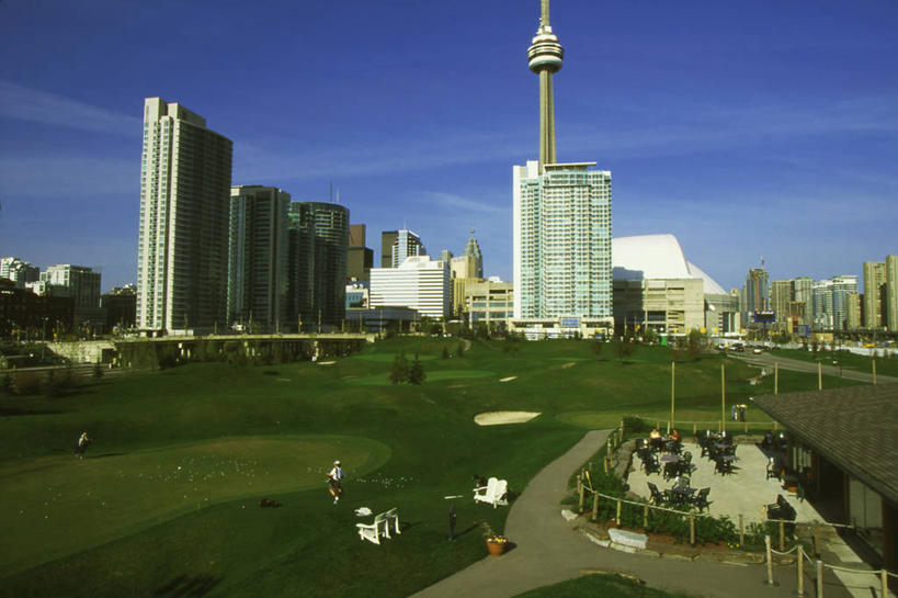 无人,高楼大厦,横图,室外,白天,正面,锻炼,旅游,度假,运动,草地,草坪,植物,标志建筑,大厦,地标,建筑,摩天大楼,加拿大,球场,娱乐,建设,高尔夫球场,草,蓝色,绿色,蓝天,天空,天,享受,休闲,旅游胜地,放松,晴朗,北美,北美洲,美洲,电视塔,绿茵场,多伦多,万里无云,省会,北亚美利加洲,亚美利加洲,加拿大多伦多电视塔,加拿大国家电视塔,CN电视塔,安大略省,安省,北方好莱坞,多伦多市,西恩塔,体育,晴空,晴空万里,彩图,健身,大楼,高层建筑,高楼,摩天楼